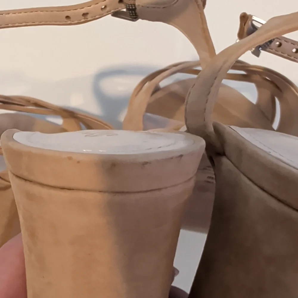 Schutz, Keefa, Beige Ankle Strap Platform Sandals/Heels. Size 8